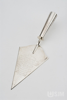 M2007.089.005a.jpg; M2007/089:005; trowel; presentation pieces