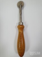 M2020_023_080b.jpg; M2020/023:080; Dressmakers' Square and Tracing Wheel; tools