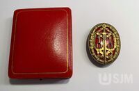 M2021_042_001_ii.jpg; M2021/042:001; Knight Bachelor breast medal in display case; medals