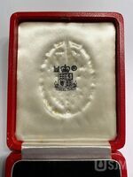 M2021_042_001_v.jpg; M2021/042:001; Knight Bachelor breast medal in display case; medals